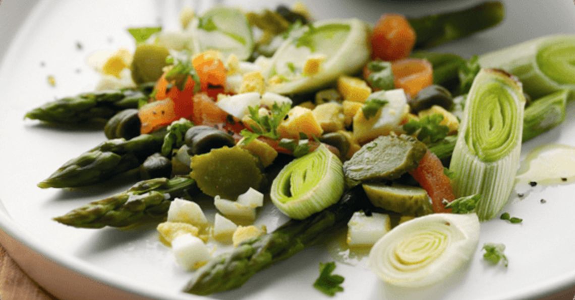 Asparagus and leeks with egg dressing
