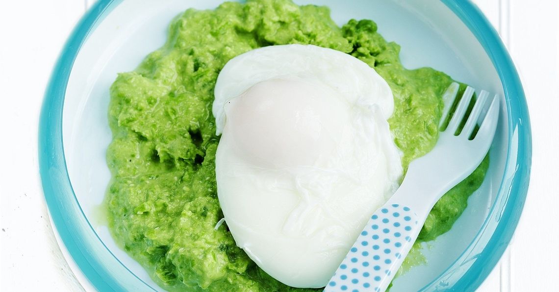 Poached egg on pureed peas